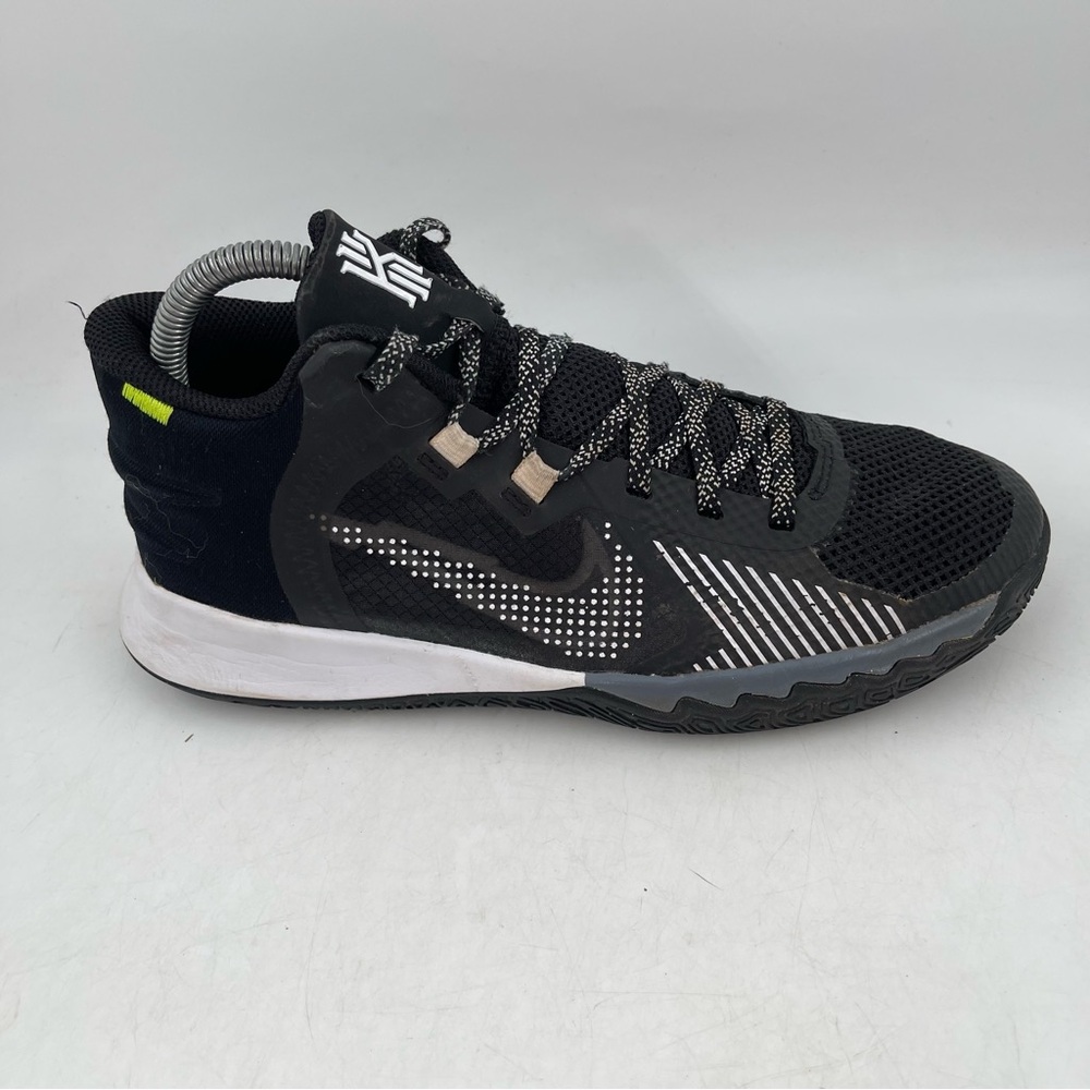 👞 Nike Kyrie Flytrap 5 - SZ 6 Y -002 Black Basketball Shoes